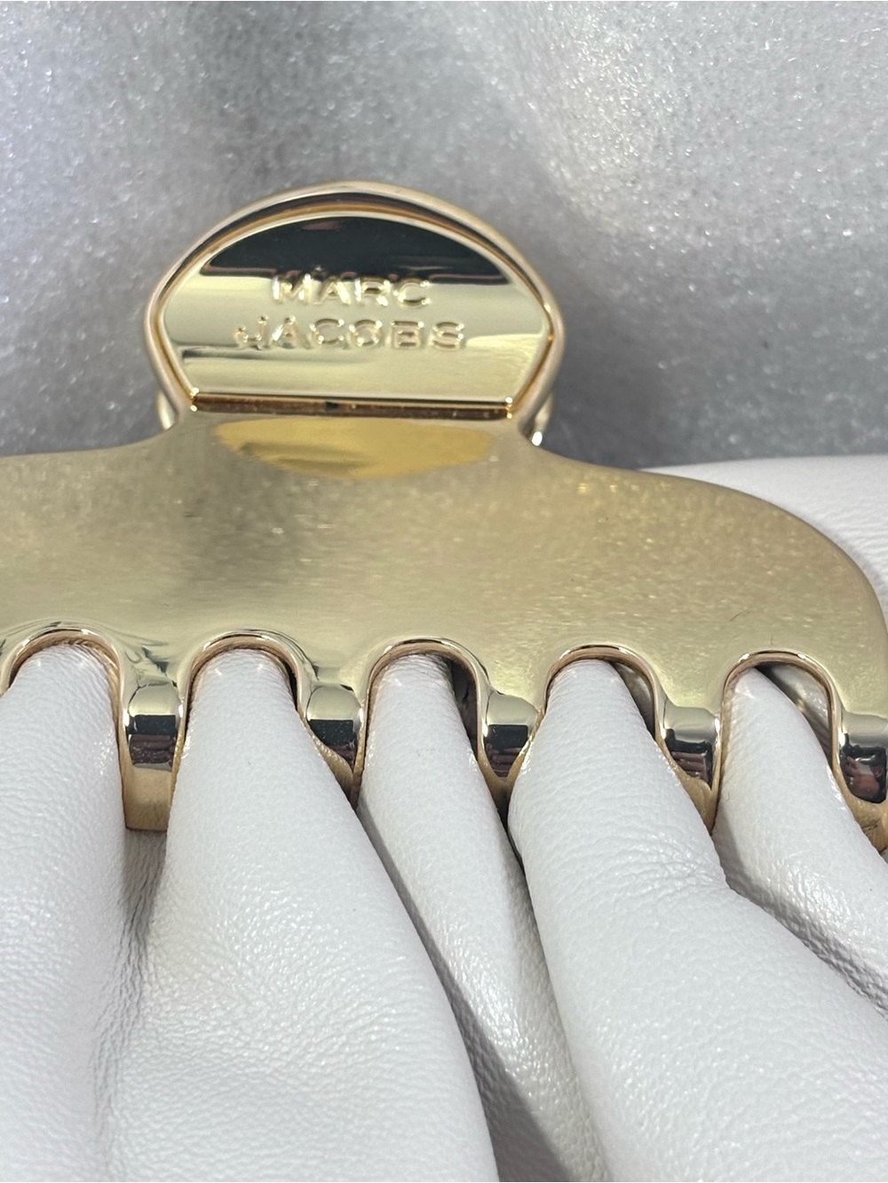 Marc Jacobs The Glam Claw Clip Leather Clutch. Ivory. - Picture 4 of 12